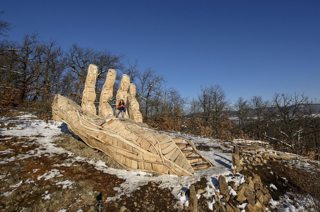 Óriás tenyere, a sors keze? – különleges kilátó épült Felsőtoldon