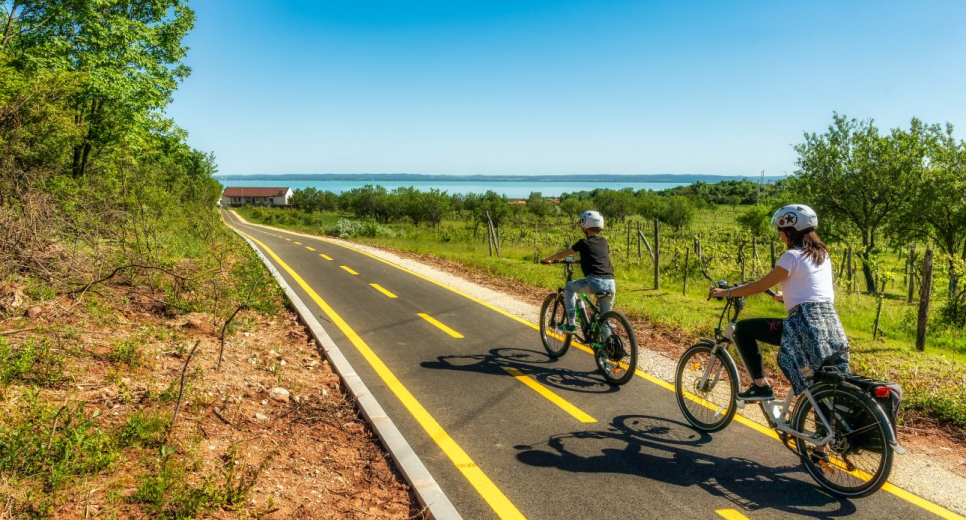 Átadták a Veszprémet Alsóörssel összekötő Vöröskő kerékpárutat