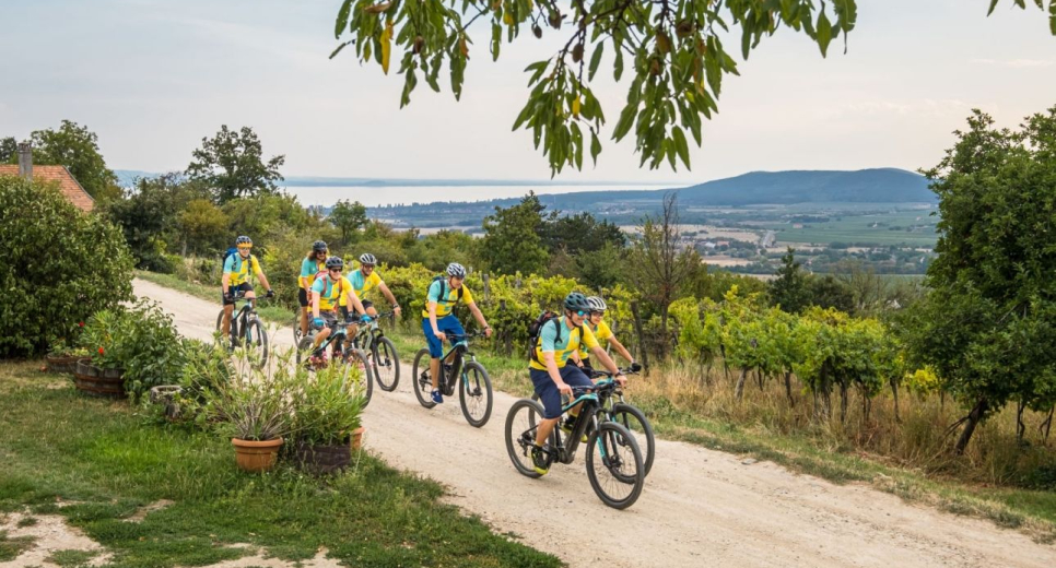 Balatoni e-bike élménytúra eredetvédett borokkal