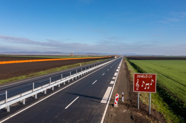 Új zenélő út épült, egy népdalt játszik az autósoknak – videó