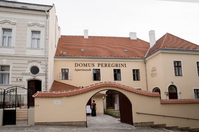 Zarándokházat adtak át a győri Káptalandombon