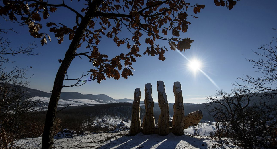 Óriás tenyere, a sors keze? – különleges kilátó épült Felsőtoldon